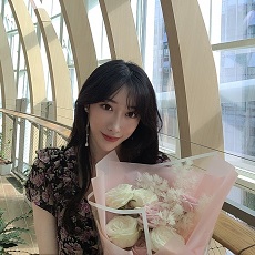 photo of Yijun Zhou holding bouquet of flowers
