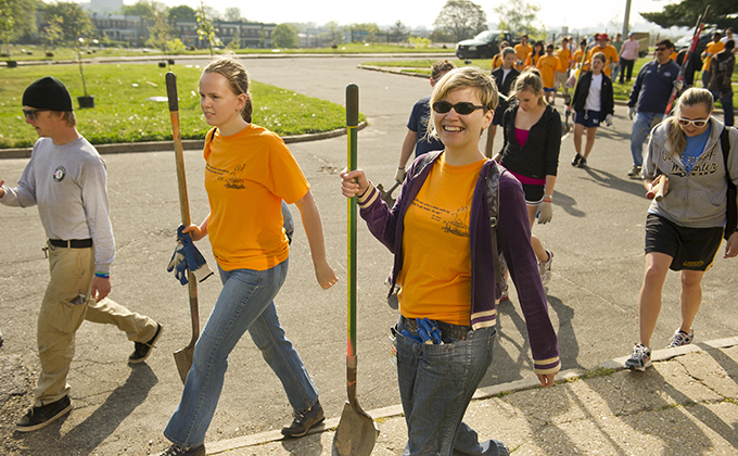 SOURCE volunteers with shovels