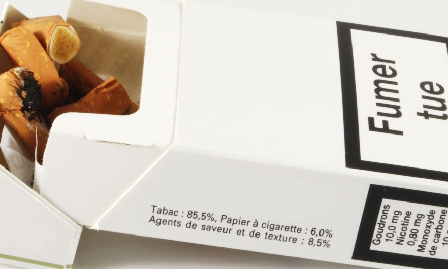 An open cigarette pack with a crumpled cigarette inside and no visible branding on the outside, just plain white packaging and a black and white health warning message with French text: "Fumer tue"