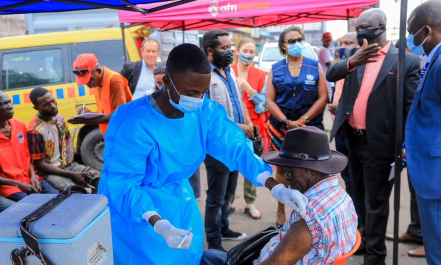 A health worker at the N’djili vaccinodrome in Kinshasa administers a COVID-19 vaccine to a community member on April 11, 2022. Image: JNK Culture