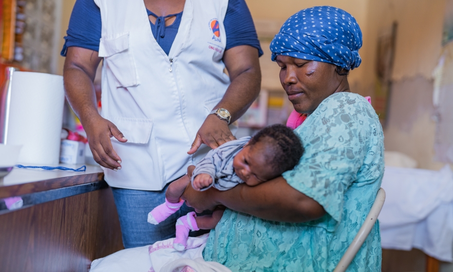Samedi Modeline, who received care through ALIMA’s mobile clinic, with her newborn daughter Naily. 