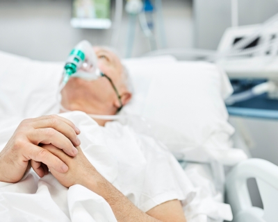 Male patient on oxygen in hospital