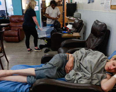 A woman sleeps at the Dore Urgent Care clinic, a crisis drop-in center for mental health needs in San Francisco, California, June 10, 2019. Image: Gabrielle Lurie/San Francisco 