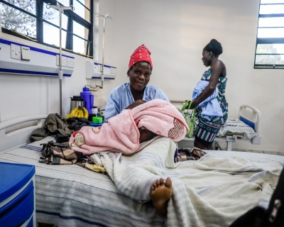 Young mothers care for their babies inside a maternity ward in Kibera, Nairobi, Kenya on November 7, 2022. Photo by: Donwilson Odhiambo/Getty