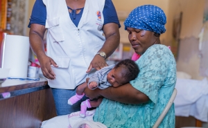 Samedi Modeline, who received care through ALIMA’s mobile clinic, with her newborn daughter Naily.